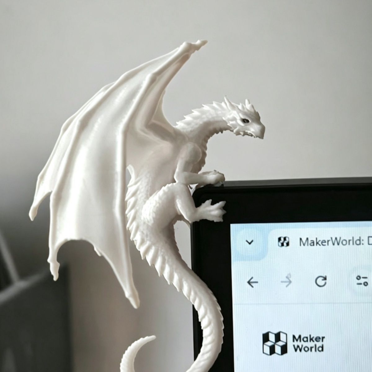 تمثال تنين أنيق مستلقٍ لتزيين  - مراجعة Esports Gaming Monitor وسعره