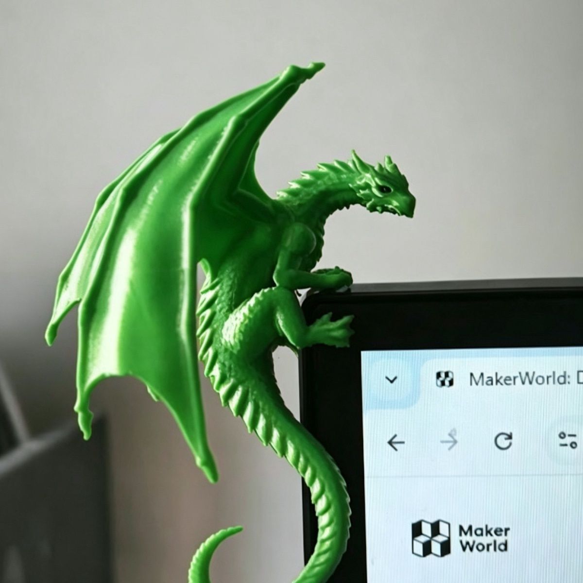 تمثال تنين أنيق مستلقٍ لتزيين  - مراجعة Esports Gaming Monitor وسعره